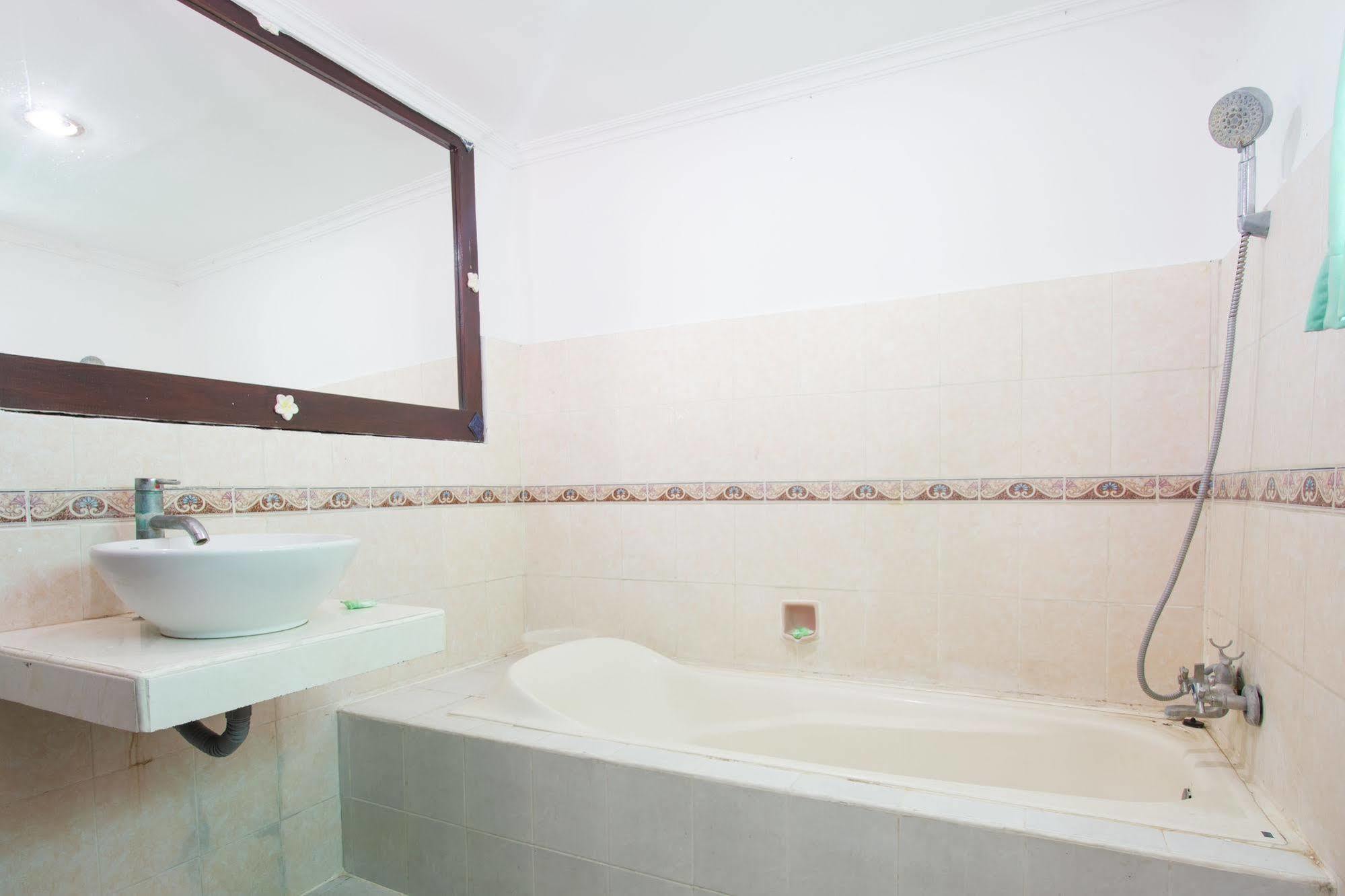 Abian Srama And Hotel 2*